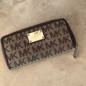 Authentic Michael Kors Zipper Wallet